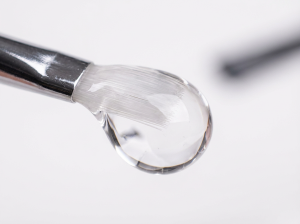 クリアジェルを筆に取る