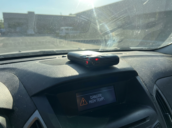 夏の車内ダッシュボードへの放置は厳禁