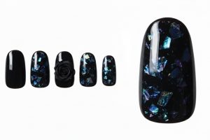 オーロラ・氷ネイル30選!うるうるネイルの透明感デザインカタログ 2 09-12_ブラック・アイス・ローズ (Black Ice Rose)