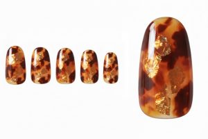 オーロラ・氷ネイル30選!うるうるネイルの透明感デザインカタログ 7 09-27_オーロラ・アンバー (Aurora Amber Autumn)