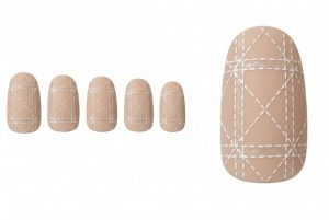 ツイード・チェック柄30選!秋冬を彩る温もりネイルチップデザインカタログ 7 10-17_ヌーディー・チェック・ステッチ (Nudy Check Stitch)