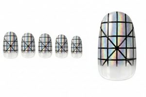 ツイード・チェック柄30選!秋冬を彩る温もりネイルチップデザインカタログ 2 10-22_メタリック・チェック・サイバー (Metallic Cyber Grid)