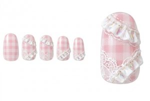 ツイード・チェック柄30選!秋冬を彩る温もりネイルチップデザインカタログ 7 10-27_レース・オーバー・チェック (Lace-over-Check)