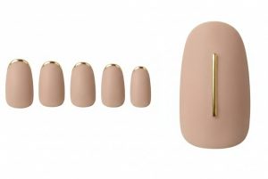 ブライダル・ウェディング30選!一生に一度の輝きを指先に纏うネイルカタログ 1 13-21_スキニー・ゴールド・バー (Skinny Gold Bar)