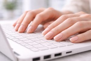 エレガントな手元のタイピング