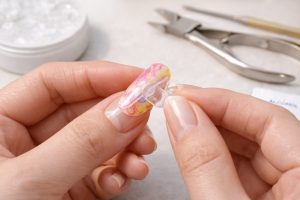 親友とはしゃぐテーマパーク遠足30選!映えるポップデザイン 1 ネイルチップの密着法とメンテナンスのイメージ