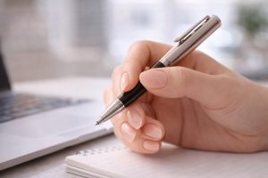 豪華なペンを持つ手