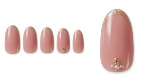 彼と過ごす記念日デート30選!愛されピンクベージュ特集 4 16-04_先端微細ラメの魔法 (Micro Glitter Skinny French)