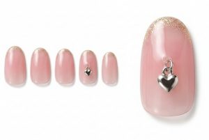 好きな人を振り向かせる勝負デート30選!あざと可愛い指先 2 17-02_揺れるハートのチャーム (Dangling Heart Charm)