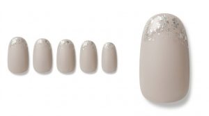 格式高いホテルウェディング参列30選!お祝いのお呼ばれネイル 4 29-14_霧雨のライトグレージュ (Mist Greige Elegance)