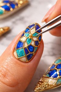 異国情緒あふれる指先。モロッカン・オリエンタルネイルチップ30選|タイル柄と緻密な幾何学模様の誘惑 1 ゴールドパーツとミラーラインの装飾技術