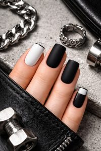 自分を定義する。モードなメンズ・ユニセックスネイルチップ30選|個性を研ぎ澄ますジェンダーレス・スタイル 1 スクエアオフの造形美とシルバーアクセサリー