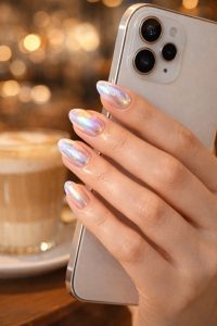 最高に映える私へ。女子会・ホカンスネイルチップ30選|最新トレンドと圧倒的な「可愛さ」の共演 1 スマホを持つ手を一番美しく見せる撮影術