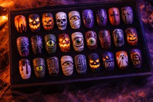 一夜の変身を完璧に。ハロウィンパーティーネイルチップ30選|ダークでミステリアスなファンタジー世界 2 ハロウィンネイル30選・ファンタジーカタログ