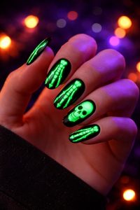 一夜の変身を完璧に。ハロウィンパーティーネイルチップ30選|ダークでミステリアスなファンタジー世界 1 暗闇で光る蓄光ネイルの驚き