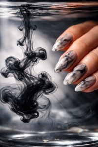 ふわり漂う。煙・スモークニュアンスネイルチップ30選|ミステリアスな奥行きを纏う指先 2 水中に広がる墨とスモークアートのインスピレーション