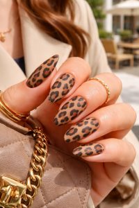 野生の美学を指先に。洗練されたアニマルパターンネイルチップ30選|大人カジュアルに映えるヒョウ柄・牛柄・ゼブラ 2 洗練されたレオパードネイルと都会的なスタイリング