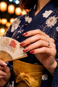 夏の宵を彩る。浴衣・夏祭りネイルチップ30選|金魚やヨーヨー柄で魅せる和の遊び心 2 浴衣とネイルのカラーリンク・スタイリング