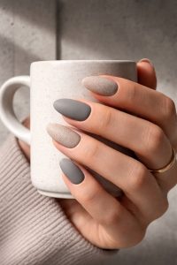 無機質なコンクリートと石の質感ネイル