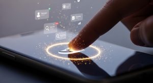 画面を指でなぞり情報を浮かび上がらせる瞬間