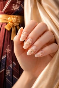 門出の日を美しく。卒業式・謝恩会ネイルチップ30選|袴にもドレスにも合う「和洋折衷」の極意 2 袴とドレスの架け橋となる和洋折衷ネイル