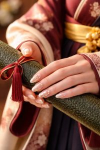 門出の日を美しく。卒業式・謝恩会ネイルチップ30選|袴にもドレスにも合う「和洋折衷」の極意 1 証書を美しく受け取る指先のポージング