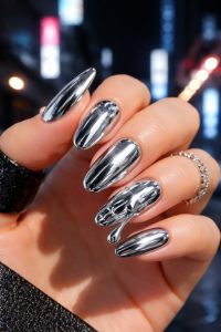 鏡面仕上げのミラーネイルと都会的な反射