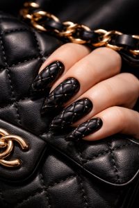 高級キルティングの質感とエレガントな装い