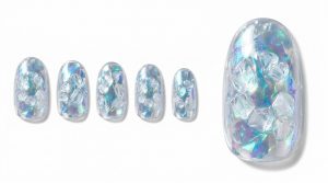 聖なる夜の主役になる。クリスマス・ホリデーネイルチップ30選|冬デートに映える赤と煌めきの魔法 2 31-12_氷のクリスタル・オーロラ (Ice Crystal Aurora)