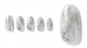 聖なる夜の主役になる。クリスマス・ホリデーネイルチップ30選|冬デートに映える赤と煌めきの魔法 4 31-14_霜降る朝のシルバー箔 (Frosty Morning Silver Foil)