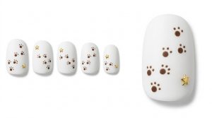 聖なる夜の主役になる。クリスマス・ホリデーネイルチップ30選|冬デートに映える赤と煌めきの魔法 6 31-16_森の動物たちの足跡 (Forest Animal Footprints)