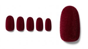 聖なる夜の主役になる。クリスマス・ホリデーネイルチップ30選|冬デートに映える赤と煌めきの魔法 7 31-17_ボルドー・ベルベット (Bordeaux Velvet)