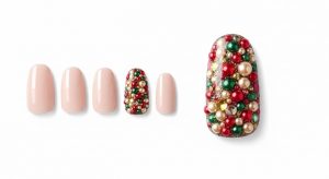 聖なる夜の主役になる。クリスマス・ホリデーネイルチップ30選|冬デートに映える赤と煌めきの魔法 8 31-18_オーナメント・ビジュー盛り (Ornament Bijou Cluster)