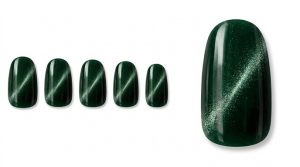 聖なる夜の主役になる。クリスマス・ホリデーネイルチップ30選|冬デートに映える赤と煌めきの魔法 9 31-19_もみの木グリーン・マグネット (Fir Tree Green Magnetic)