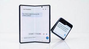 折りたたみスマホを活用した独自の通訳画面