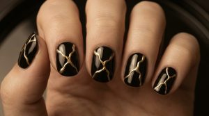 時を刻む美。ヴィンテージ・アンティークネイルチップ30選|重厚なカメオと額縁アートの誘惑 10 48-10_漆黒と金継ぎの余韻 (Black Lacquer & Kintsugi)