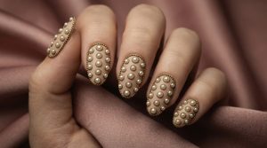 時を刻む美。ヴィンテージ・アンティークネイルチップ30選|重厚なカメオと額縁アートの誘惑 3 48-13_真珠色のヴィンテージ・ドット (Pearly Vintage Dots)