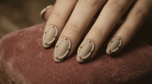 時を刻む美。ヴィンテージ・アンティークネイルチップ30選|重厚なカメオと額縁アートの誘惑 2 48-22_アンティーク・パールの囲み (Antique Pearl Frame)